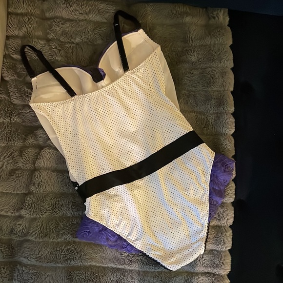 VS Luxe Euro Lace Bodysuit in Purple/B/W NWOT 34DD/M - Picture 10 of 11